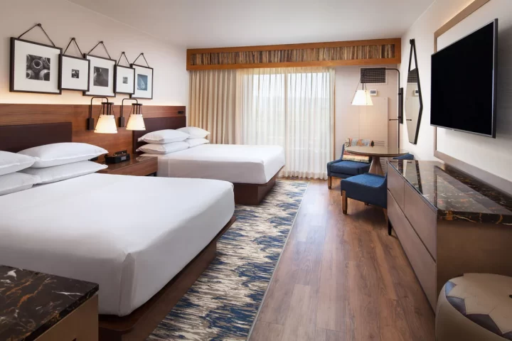 phxwp-queen-traditional-guestroom-5552-hor-wide